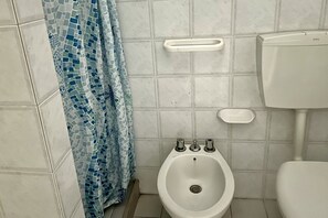 Doccia, bidet, asciugamani
