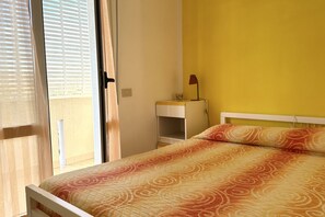 2 bedrooms, bed sheets - F004 - Fano, three-room apartment with small terrace 30m from the sea (Fano)