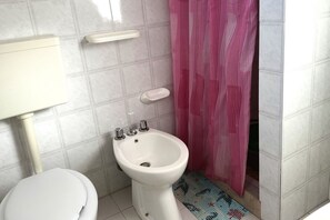 Shower, bidet, towels - F004 - Fano, three-room apartment with small terrace 30m from the sea (Fano)