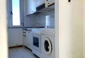 Fridge, oven - F004 - Fano, three-room apartment with small terrace 30m from the sea (Fano)