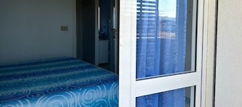 F005 - Fano, three-room apartment with small terrace 30m from the sea