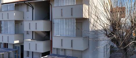 المنشأة من الخارج