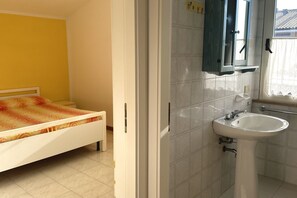 2 bedrooms, bed sheets - F006 - Fano, three-room apartment with small terrace 30m from the sea (Fano)