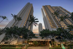 Exterior - Stunning Ocean View Retreat W/ Free Parking. (Honolulu)