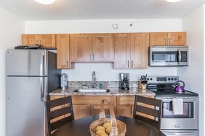 Refrigerador, microondas, horno, placa de cocina
