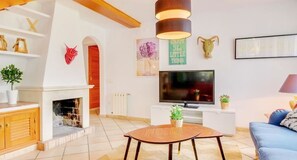TV, fireplace
