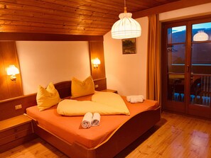 2 bedrooms, desk, free WiFi, bed sheets