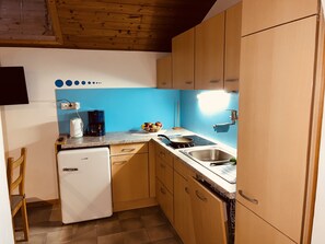 ثلاجة، موقد طهي مسطح، غسالة أطباق، ماكينة لصنع القهوة/الشاي