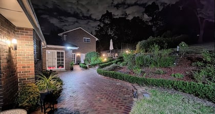 Gorgeous 4-Bedroom Home & Venue on a Mansion - an acre land with Pool & Garden