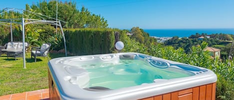 Tina de hidromasaje al aire libre