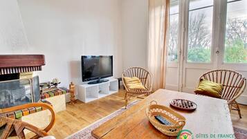 Télévision, cheminée