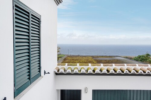 Holiday Home 'Casa Das Hortênsias' with Sea View, Private Terrace and Wi-Fi