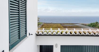 Holiday Home 'Casa Das Hortênsias' with Sea View, Private Terrace and Wi-Fi
