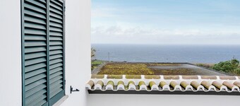 Holiday Home 'Casa Das Hortênsias' with Sea View, Private Terrace and Wi-Fi