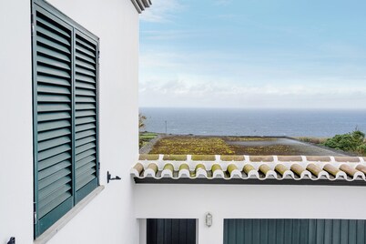 Holiday Home 'Casa Das Hortênsias' with Sea View, Private Terrace and Wi-Fi