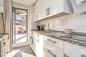 Réfrigérateur, micro-ondes, four, plaque de cuisson