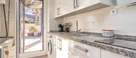 Kylskåp, mikrovågsugn, ugn och spishäll