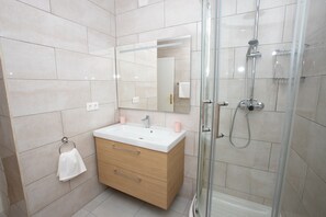 Shower, hair dryer, towels - Apartment 'Garten Und Pool' with Sea View, Wi-Fi and Air Conditioning (Mutxamel)