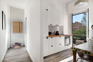 Kühlschrank, Ofen, Herdplatte, Wasserkocher mit Kaffee-/Teezubehör