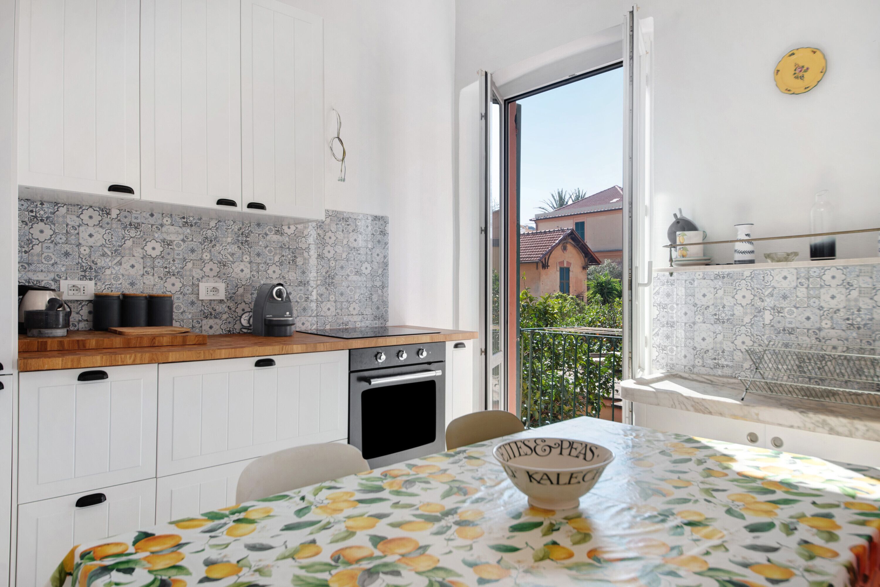 Frigorifero, forno, piano cottura, macchina per tè/caffè