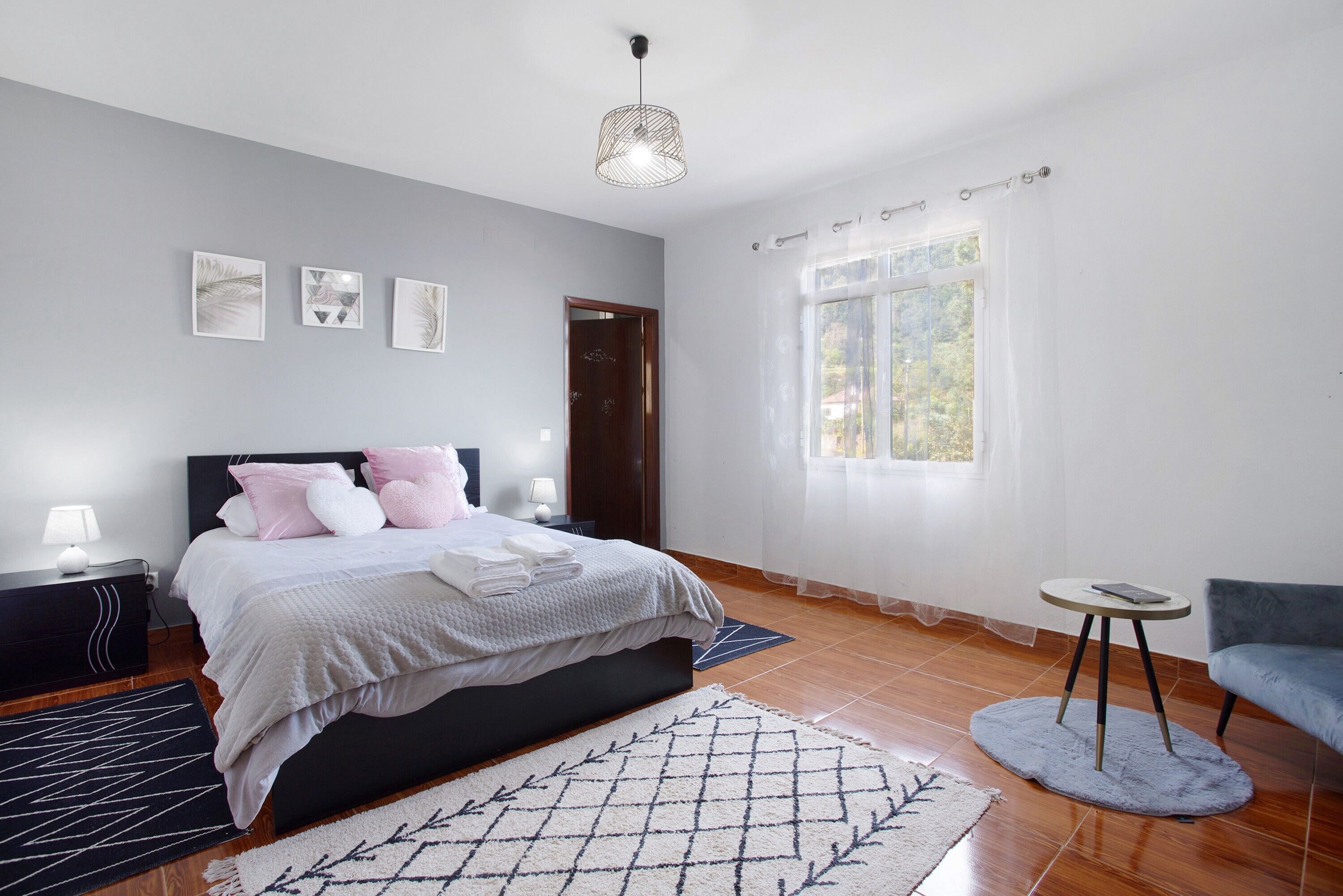 3 habitaciones, tabla de planchar con plancha y wifi gratis 
