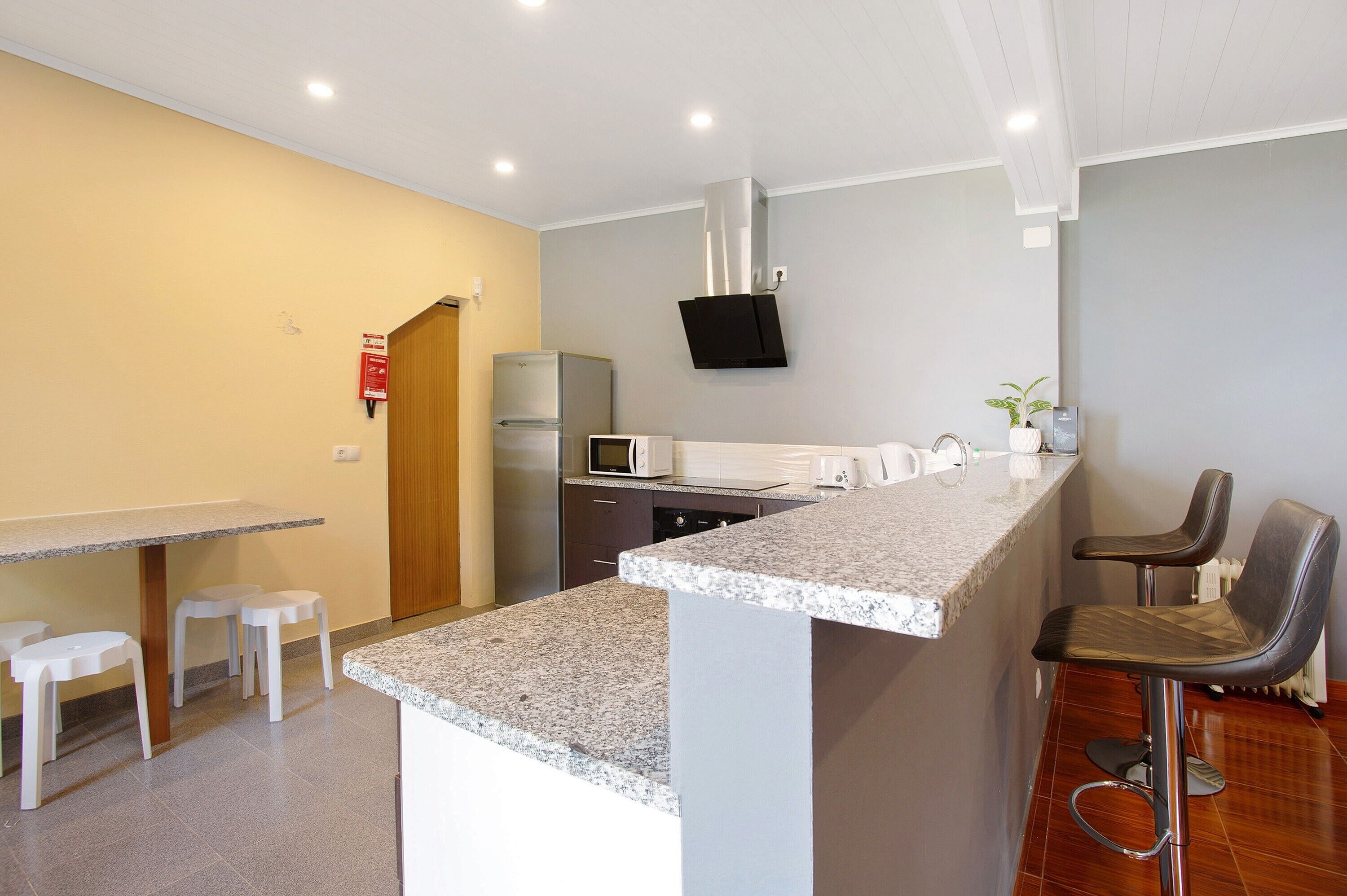 Refrigerador, microondas, horno, placa de cocina