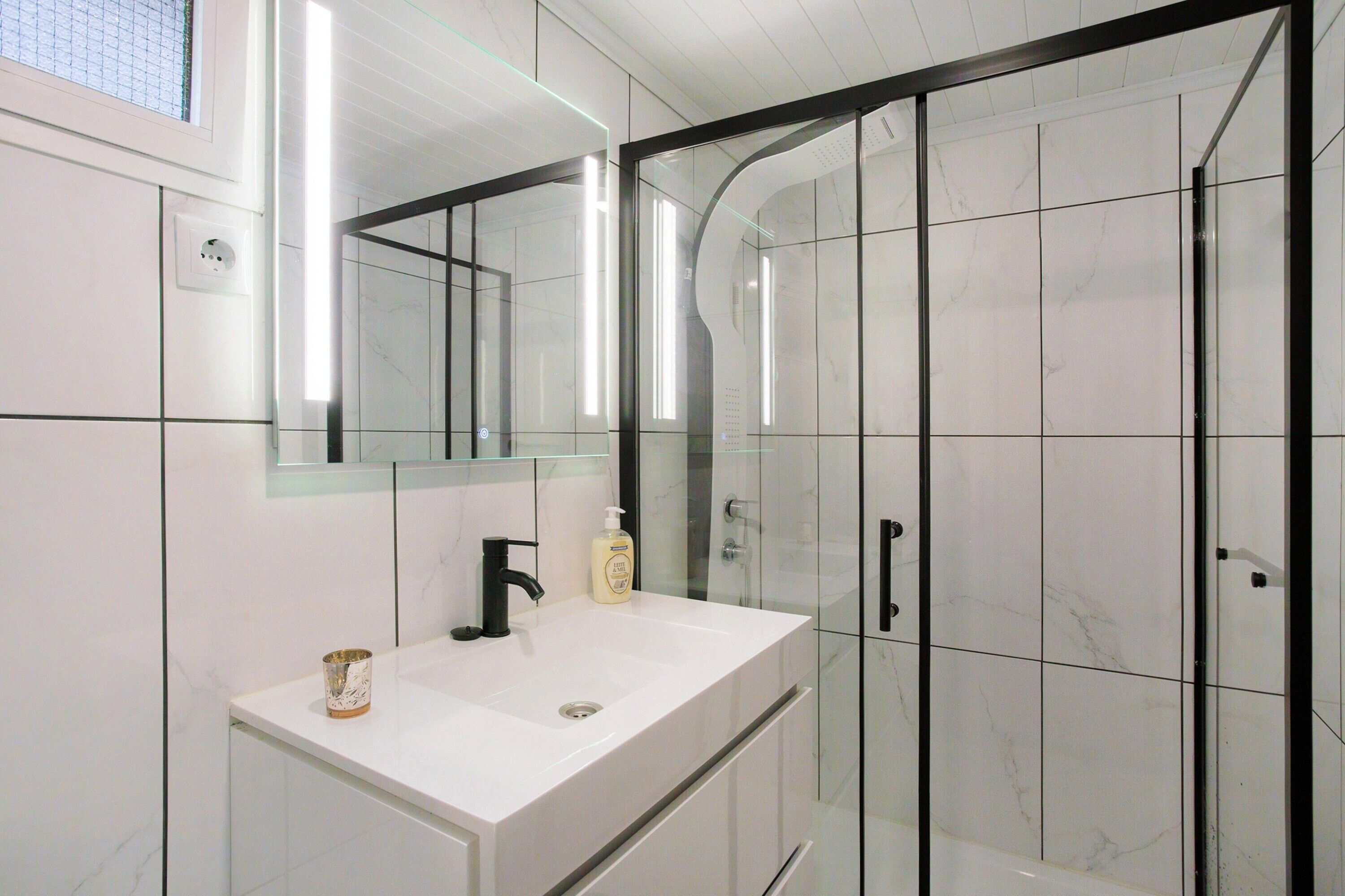 Douche, sèche-cheveux, serviettes fournies