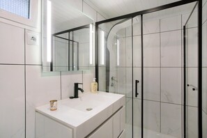 Shower, hair dryer, towels - Holiday Home 'Casa Estrela Do Norte' with Sea View, Private Terrace and Wi-Fi (Ponta Delgada)