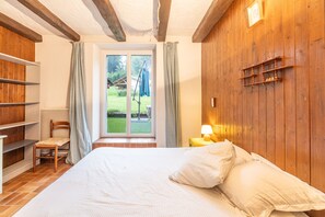 2 bedrooms, iron/ironing board, free WiFi, bed sheets - Chalet 'Magnifique Aux Carroz' with Mountain View, Private Terrace and Wi-Fi (Arâches-la-Frasse)