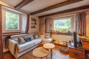 TV, fireplace - Chalet 'Magnifique Aux Carroz' with Mountain View, Private Terrace and Wi-Fi (Arâches-la-Frasse)