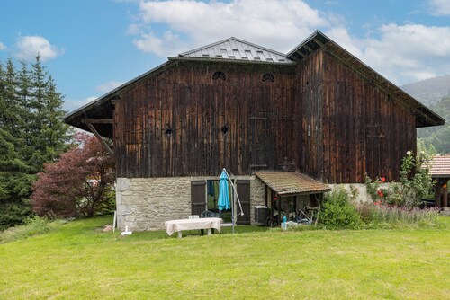 Chalet 'Magnifique  Aux Carroz' with Mountain View, Private Terrace and Wi-Fi