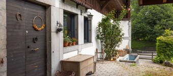 Chalet 'Magnifique  Aux Carroz' with Mountain View, Private Terrace and Wi-Fi