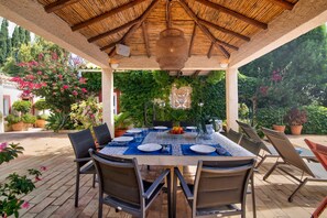 Outdoor dining - Holiday Home 'Casa Felix Number 2' with Shared Pool, Shared Terrace and Wi-Fi (Loulé)