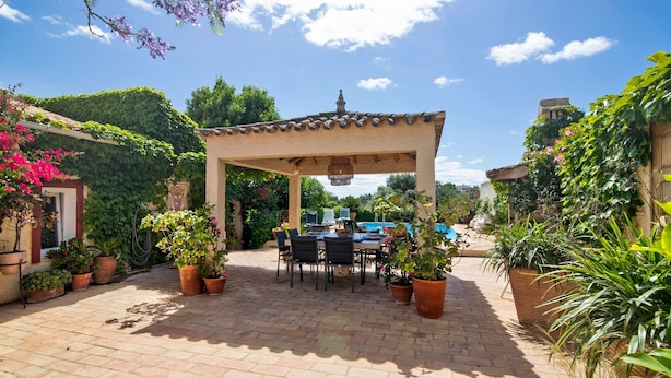 A patio with a pergola, potted plants, and a table with chairs. - Holiday Home 'Casa Felix Number 2' with Shared Pool, Shared Terrace and Wi-Fi (Loulé)