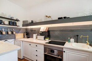 Jääkaappi, mikroaaltouuni, uuni, liesi