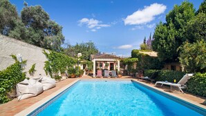A swimming pool with lounge chairs, a pergola, and lush greenery. - Villa 'Casa Felix' with Private Pool, Private Terrace and Wi-Fi (Loulé)