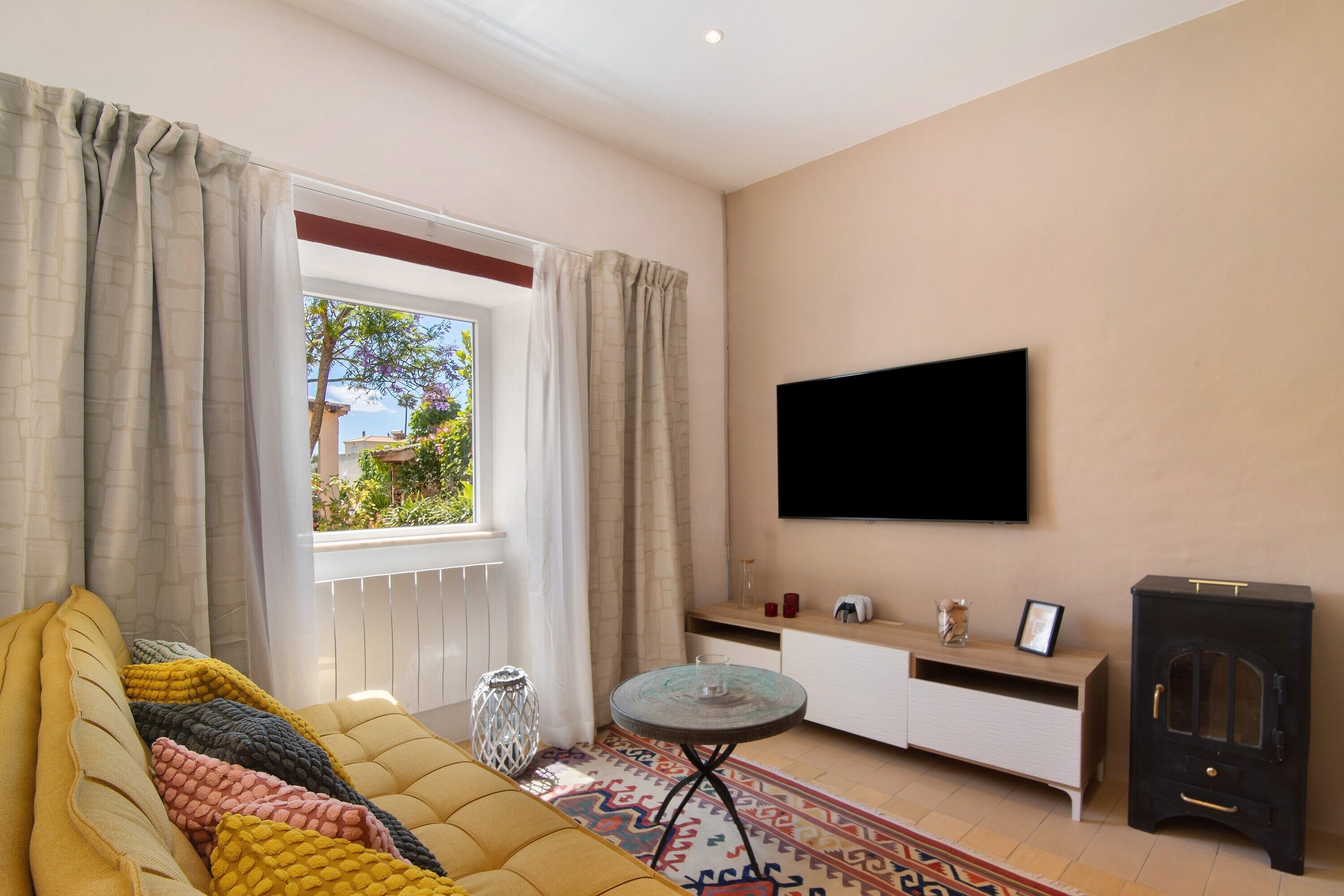 Tv, eldstad, tv-spel och dvd-spelare