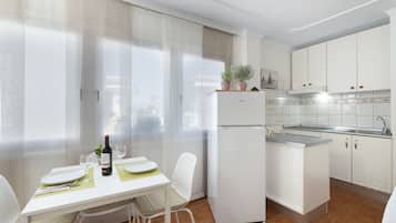 Een koelkast, een magnetron, een oven, een kookplaat