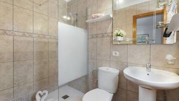 Een douche, handdoeken