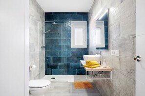 Shower, hair dryer, towels - Villa Álvaro with Private Pool and Terrace in Conil de la Frontera (Conil de la Frontera)