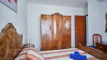 3 slaapkamers, een strijkplank/strijkijzer, gratis wifi, beddengoed