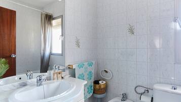 Ducha, secador de pelo y toallas