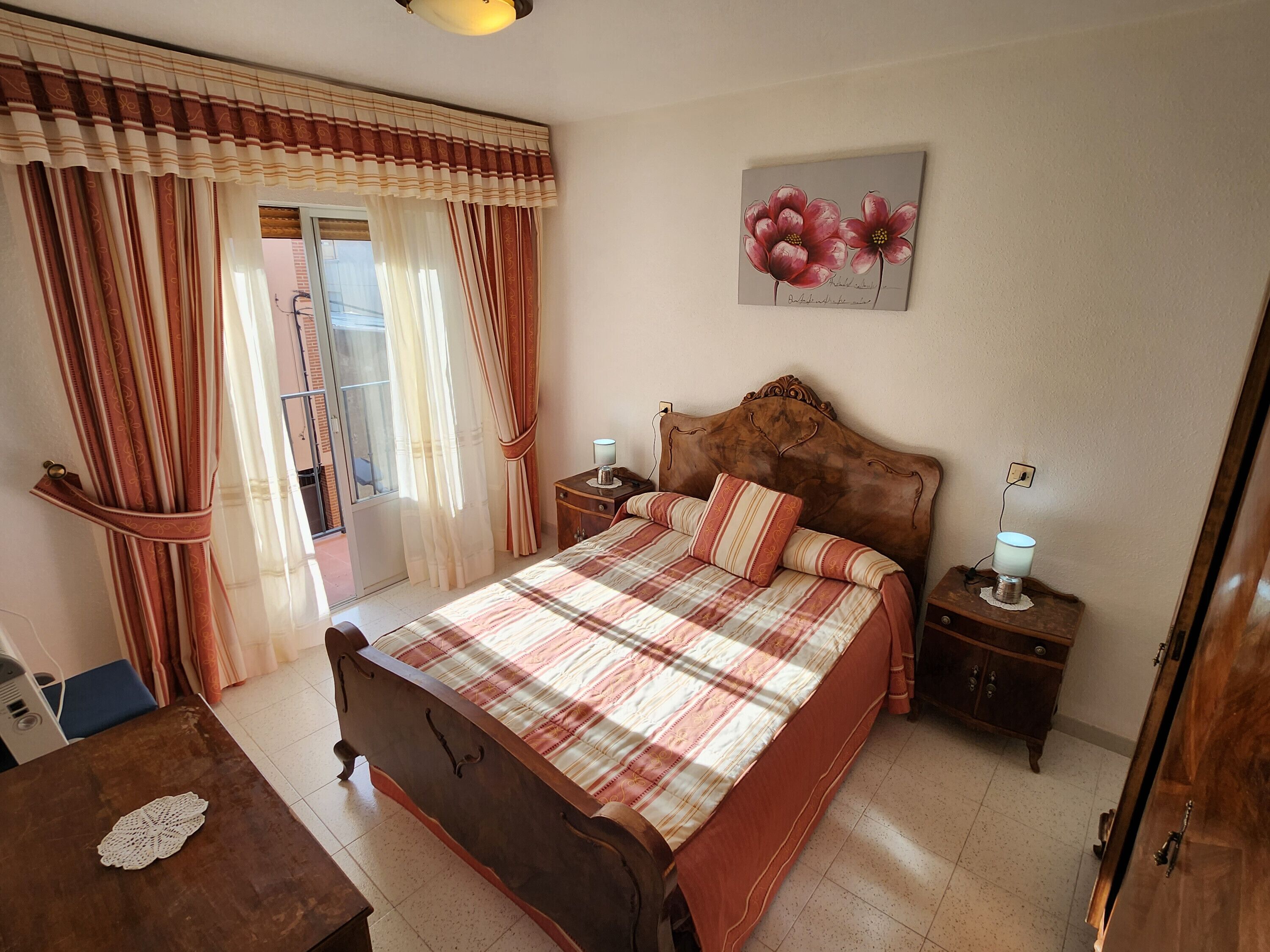 3 slaapkamers, een strijkplank/strijkijzer, gratis wifi, beddengoed