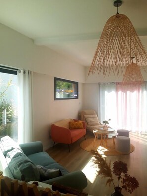 Een televisie en een open haard