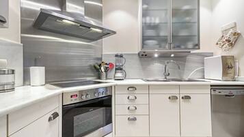 Kühlschrank, Mikrowelle, Ofen, Herdplatte