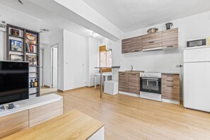 Kühlschrank, Mikrowelle, Ofen, Herdplatte