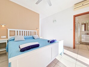 4 عدّة غرف نوم وواي فاي مجانًا وملاءات أسرّة