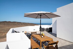 Outdoor dining - Holiday Home 'Tritón 6' with Sea Views, Wi-Fi and Air Conditioning (La Santa)