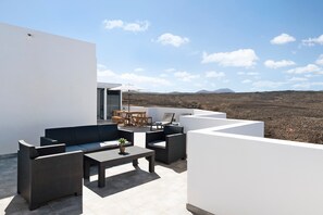 Outdoor dining - Holiday Home 'Tritón 6' with Sea Views, Wi-Fi and Air Conditioning (La Santa)