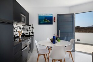 Fridge, microwave, oven, stovetop - Holiday Home 'Coral 5' with Shared Terrace, Wi-Fi & Air Conditioning (La Santa)